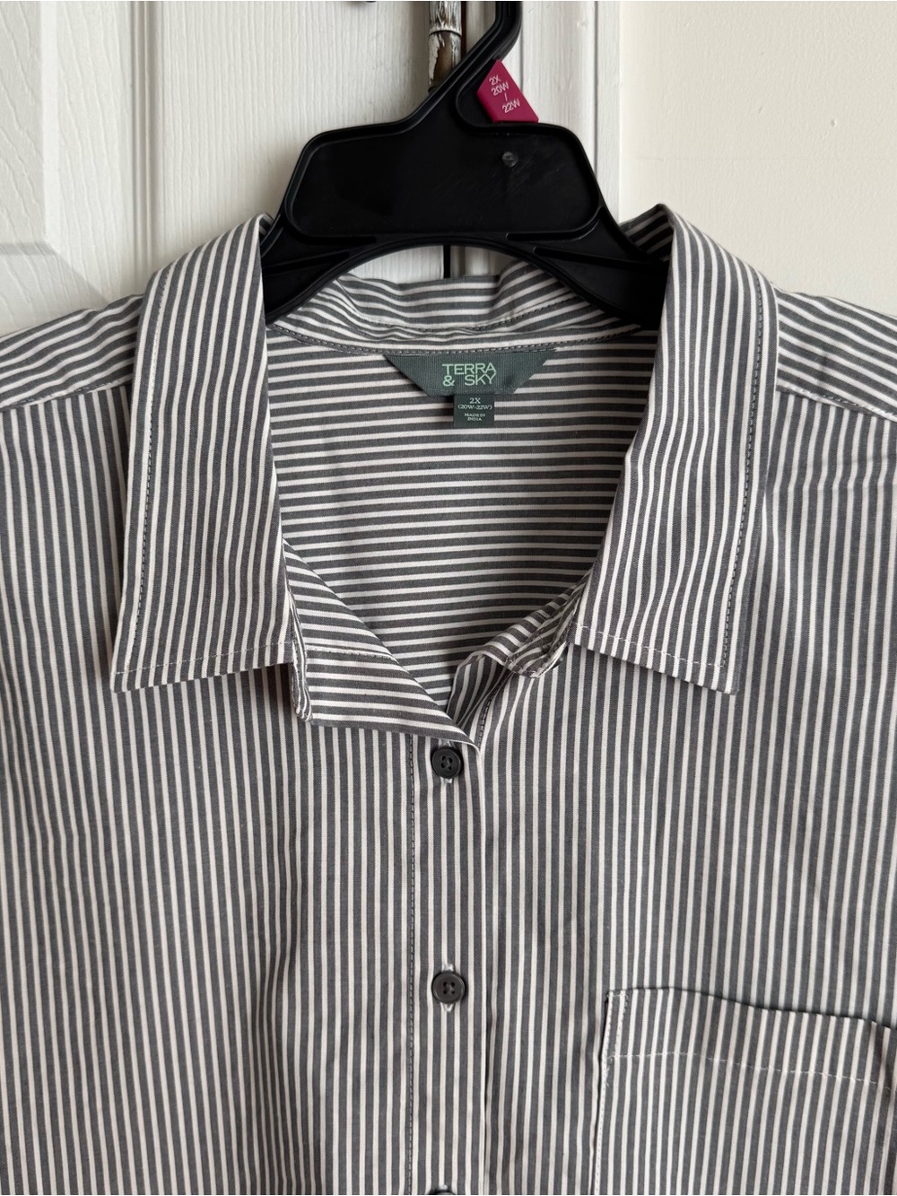 Terra & Sky Women's Plus Size 2X (20W-22W) Oversized Boyfriend Button Down Shirt - Picture 5 of 14